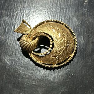 Vintage Textured Gilt & Small Stylized Floral Round Brooch